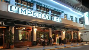 The exterior of L'Imperatrice hotel with outdoor seating and a bar. - Hotel L'Imperatrice (Fort-de-France)