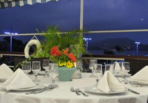 Lunsj og middag serveres, lokale retter