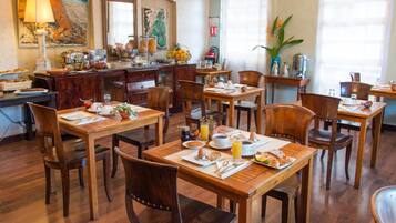Petit déjeuner buffet servi tous les jours en supplément