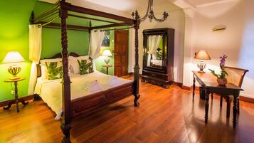 Superieure | In-room safe, individually decorated, desk, blackout drapes