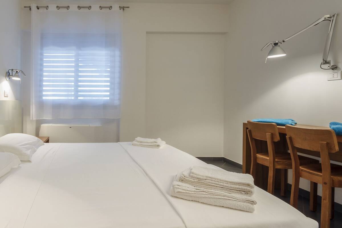 2 bedrooms, premium bedding, in-room safe, desk