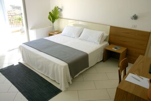 Hochwertige Bettwaren, Zimmersafe, Schreibtisch, Verdunkelungsvorhänge