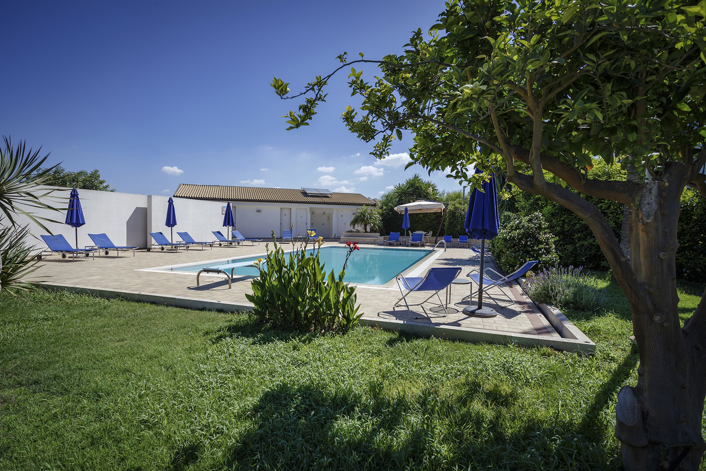 Piscina all'aperto, con ingresso dalle 10:00 alle 19:30, lettini