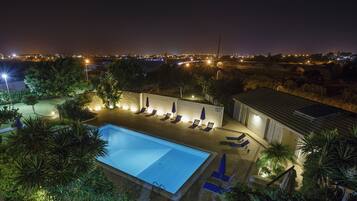 Außenpool, geöffnet von 10:00 Uhr bis 19:30 Uhr, Liegestühle