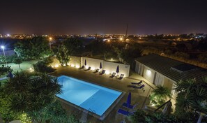 Outdoor pool, open 10:00 AM to 7:30 PM, sun loungers - Sikelika - Residence sul mare (Vittoria)