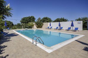 Außenpool, geöffnet von 10:00 Uhr bis 19:30 Uhr, Liegestühle