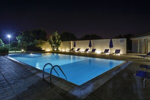 Outdoor pool, open 10:00 AM to 7:30 PM, pool loungers - Sikelika - Residence sul mare (Vittoria)