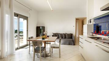 Großer Kühlschrank, Mikrowelle, Ofen, Herdplatte