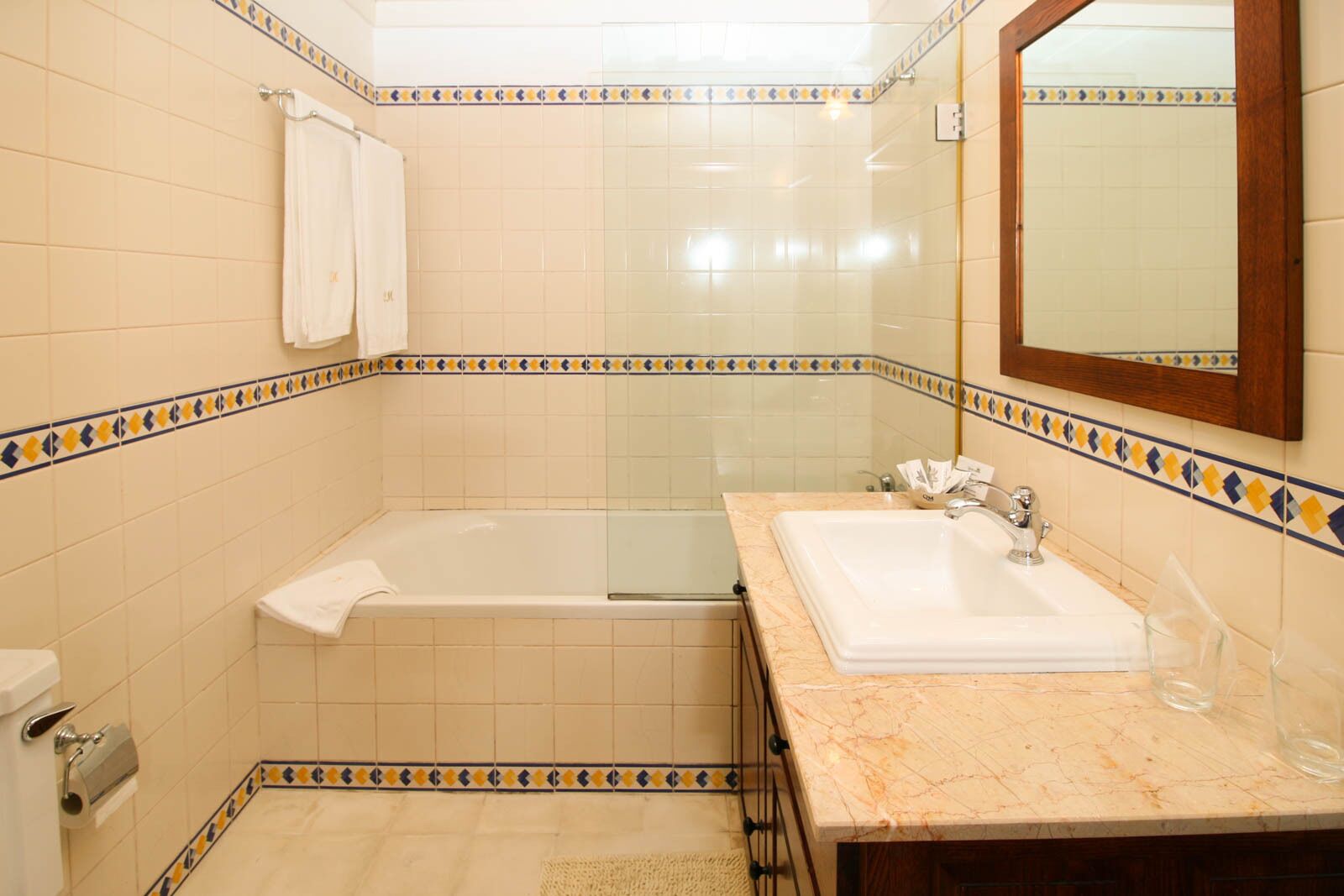Ein Badezimmer mit Badewanne, Waschbecken und Spiegel.