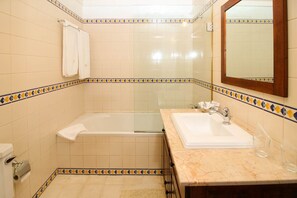 Rainfall showerhead, free toiletries, hair dryer, bathrobes