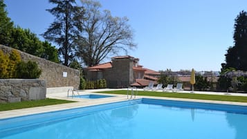 Alberca al aire libre por temporada y sombrillas en la alberca