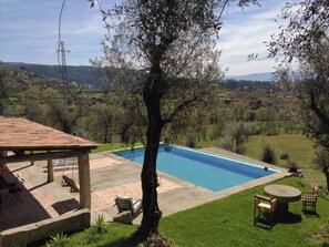 Piscine extérieure, parasols de plage, chaises longues
