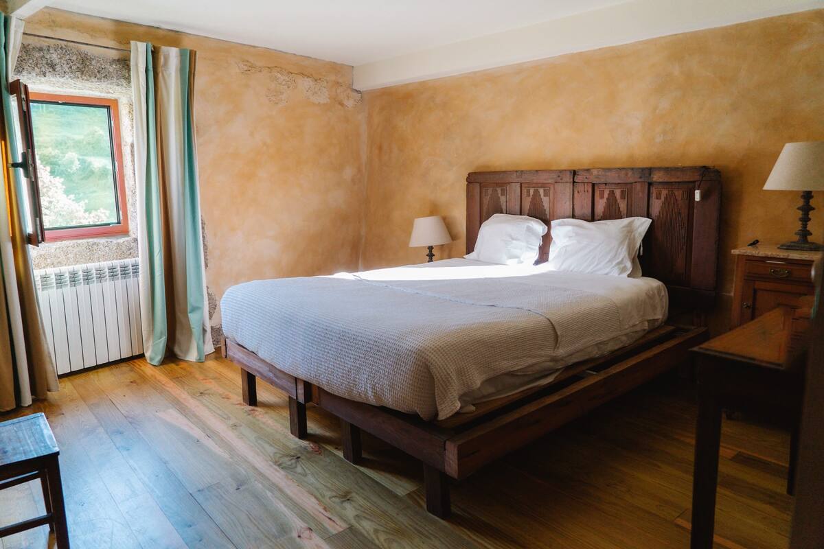 Familie villa, privézwembad, uitzicht op bergen | Italiaanse Frette-lakens, luxe beddengoed, een bureau