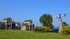 Een woonwijk met moderne huizen en een windmolen.