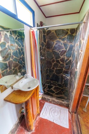 Grand Standard  | Bathroom | Shower, towels, soap, toilet paper - Pensión Santa Elena (Monteverde)