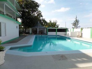 Outdoor pool - Villa Donna Inn (Montego Bay)
