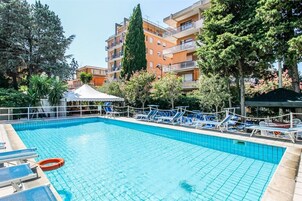 Una piscina al aire libre (de 08:30 a 19:30), sombrillas, tumbonas
