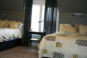 Chambre familiale, 2 grands lits | Accès au Wi-Fi (inclus)