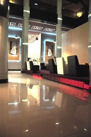 2 bars/lounges