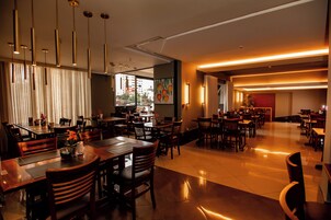 供应早餐、午餐和晚餐