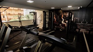 A gym with treadmills, weight machines, and a staircase. - Paiaguás Palace Hotel (Cuiabá)
