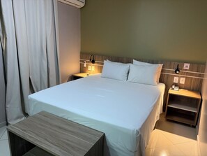 Minibar, in-room safe, desk, laptop workspace - Paiaguás Palace Hotel (Cuiabá)