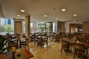Breakfast, lunch and dinner served - Paiaguás Palace Hotel (Cuiabá)