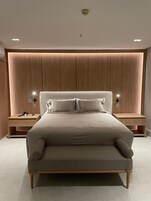 迷你吧、客房内保险箱、办公桌、笔记本电脑工作区