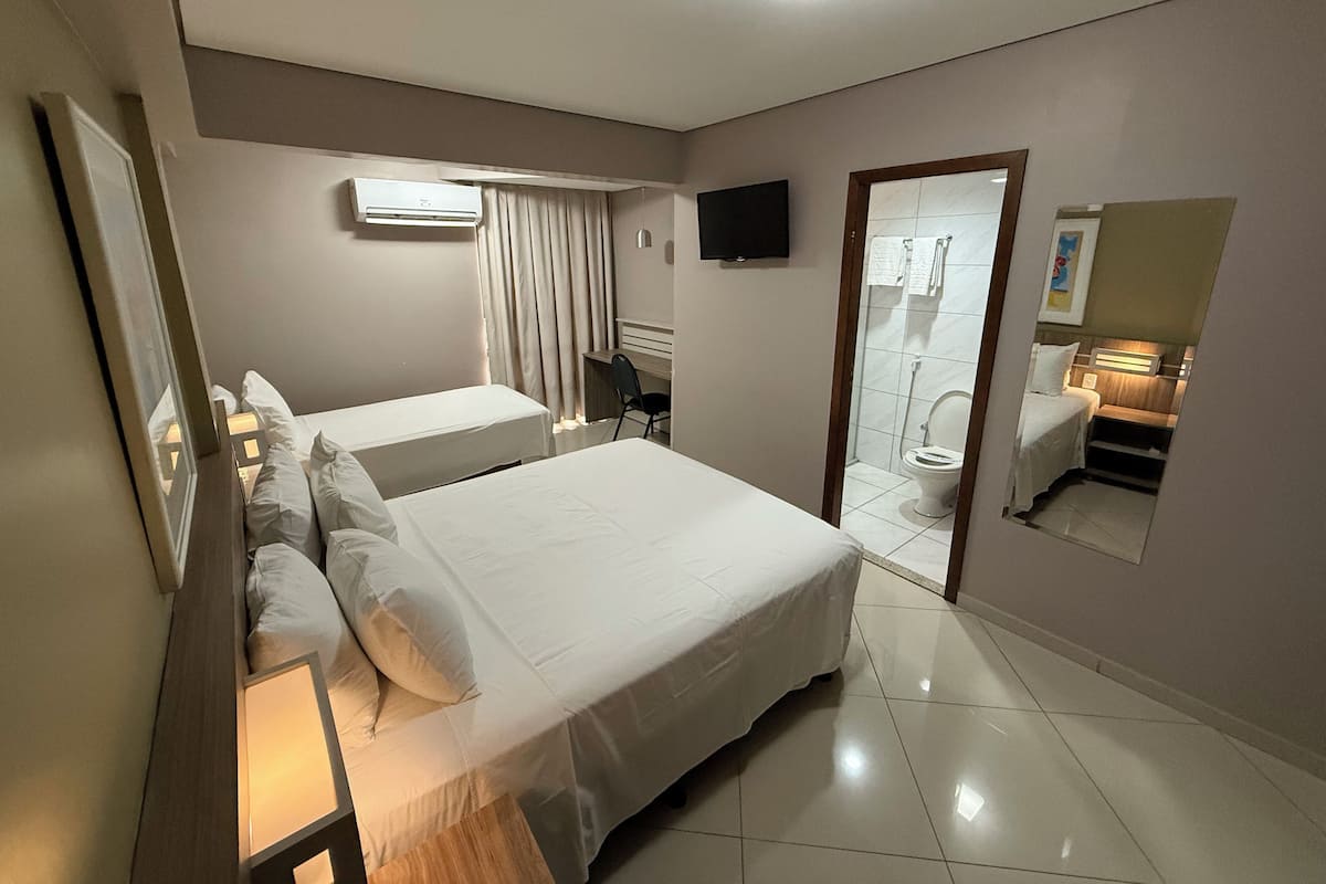 Economy driepersoonskamer, 1 slaapkamer | 1 slaapkamer, een minibar, een kluis op de kamer, een bureau