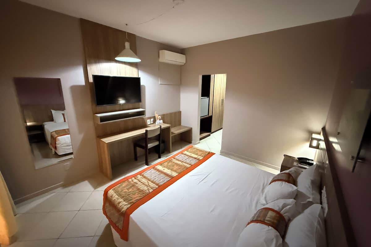 Luxe tweepersoonskamer | 1 slaapkamer, een minibar, een kluis op de kamer, een bureau