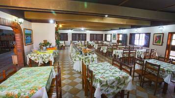 Café da manhã, almoço e jantar; culinária brasileira