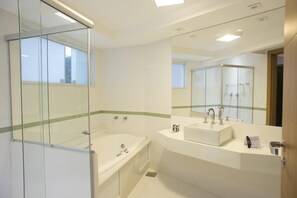 Shower, free toiletries, hair dryer, towels - Casablanca Center Hotel (Petrópolis)