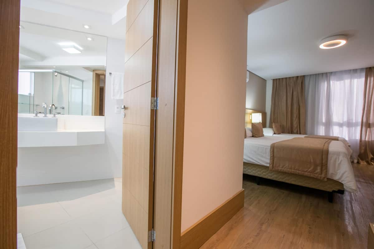 1 slaapkamer, een kluis op de kamer, een bureau, geluiddichte muren