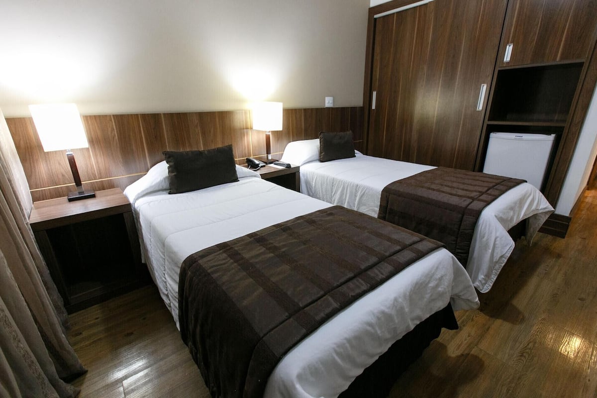 1 slaapkamer, een kluis op de kamer, een bureau, geluiddichte muren
