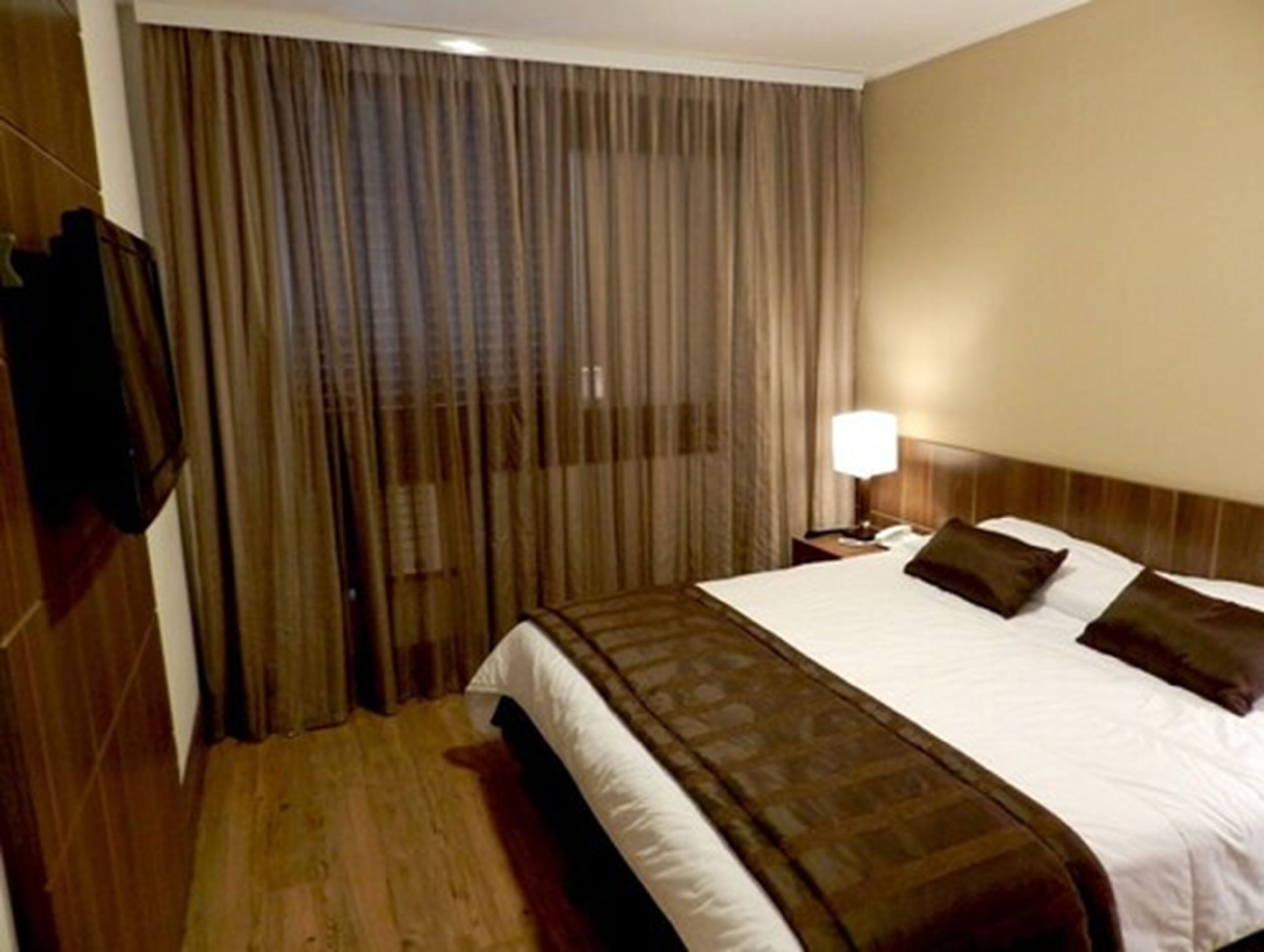 in-room safe, desk, soundproofing, free cots/infant beds