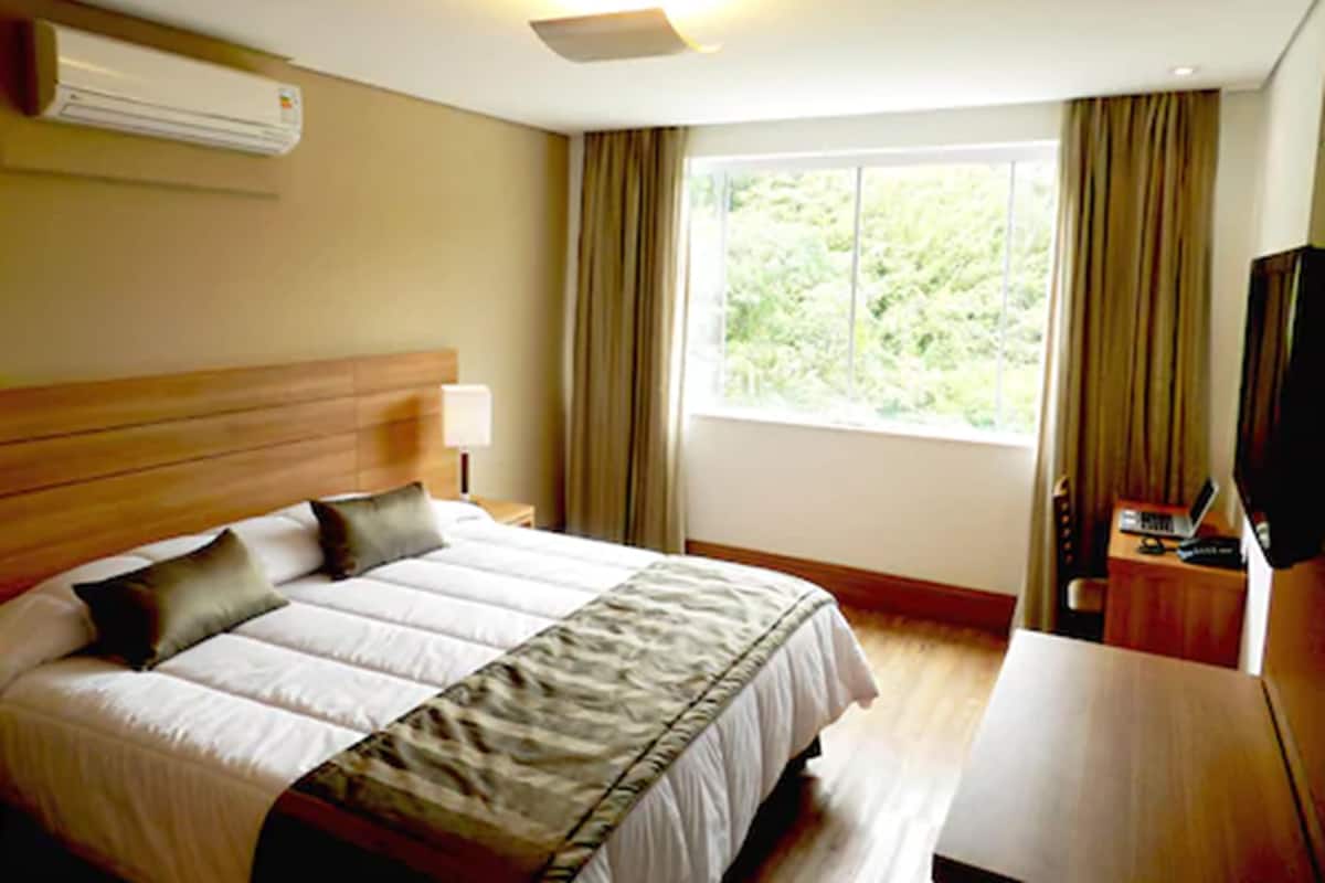Deluxe kamer | 1 slaapkamer, een kluis op de kamer, een bureau, geluiddichte muren