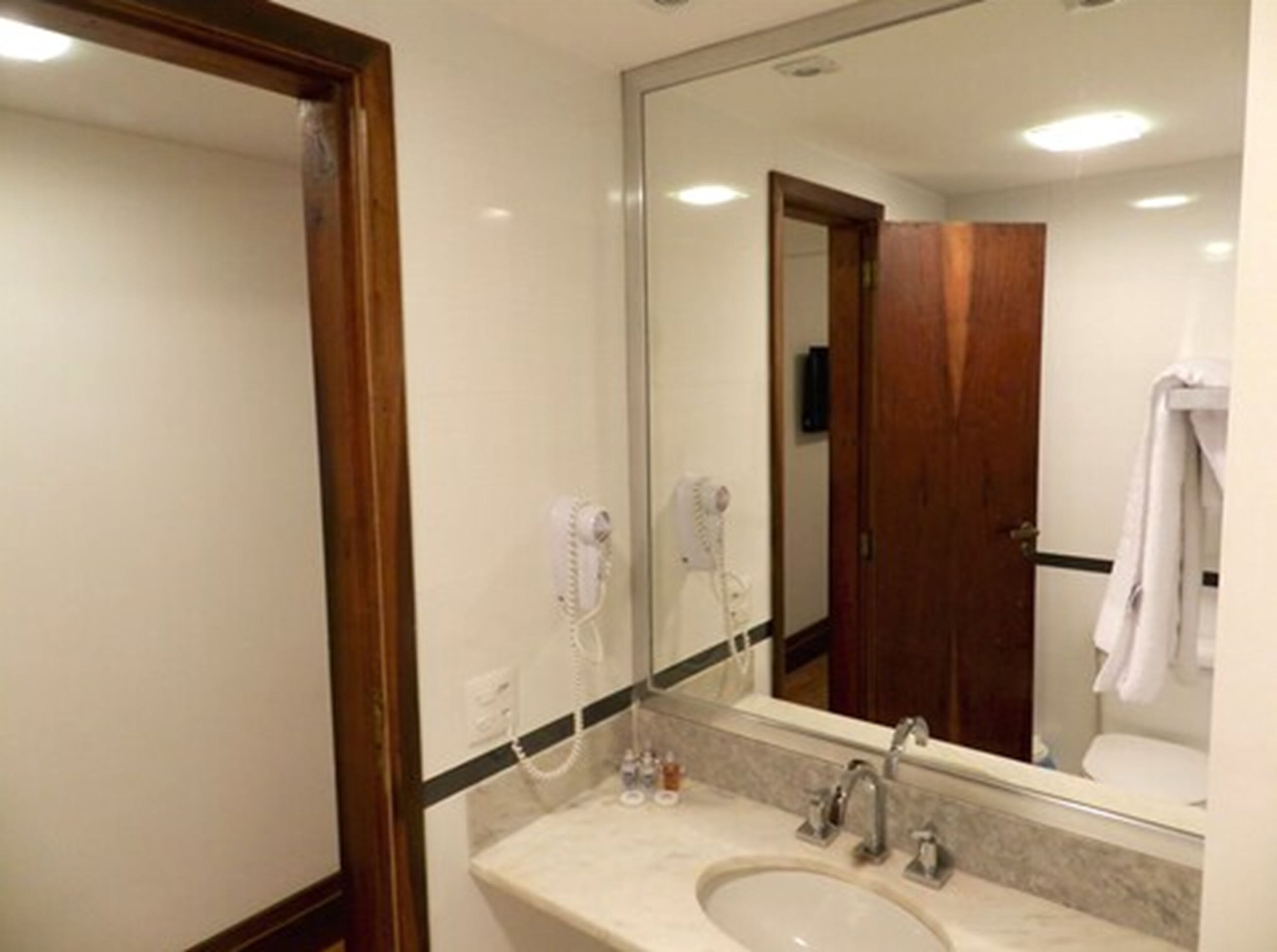 standard suite | bathroom sink