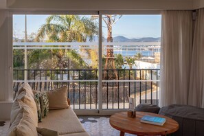 Breakfast and dinner served - Hotel Es Mitjorn (Sant Antoni de Portmany)