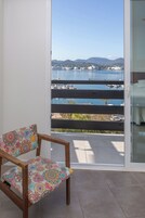 Habitación panorámica doble, balcón, vistas al mar | Caja fuerte, escritorio, cortinas opacas y tabla de planchar con plancha