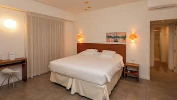 Habitación panorámica doble, balcón, vistas al mar | Caja fuerte, escritorio, cortinas opacas y tabla de planchar con plancha