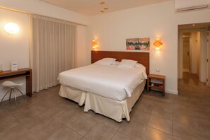 In-room safe, desk, blackout curtains, iron/ironing board - Hotel Es Mitjorn (Sant Antoni de Portmany)