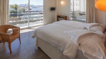 Caja de seguridad en la habitación, escritorio y cortinas blackout