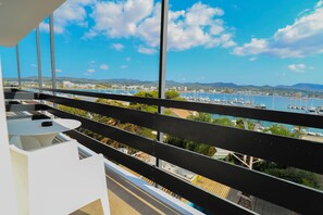 Panorama tweepersoonskamer, balkon, uitzicht op zee | Een kluis op de kamer, een bureau, verduisterende gordijnen