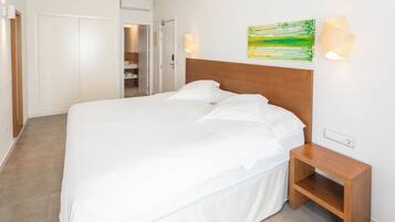 Quarto casal, sacada | Cofres nos quartos, escrivaninha, cortinas blackout