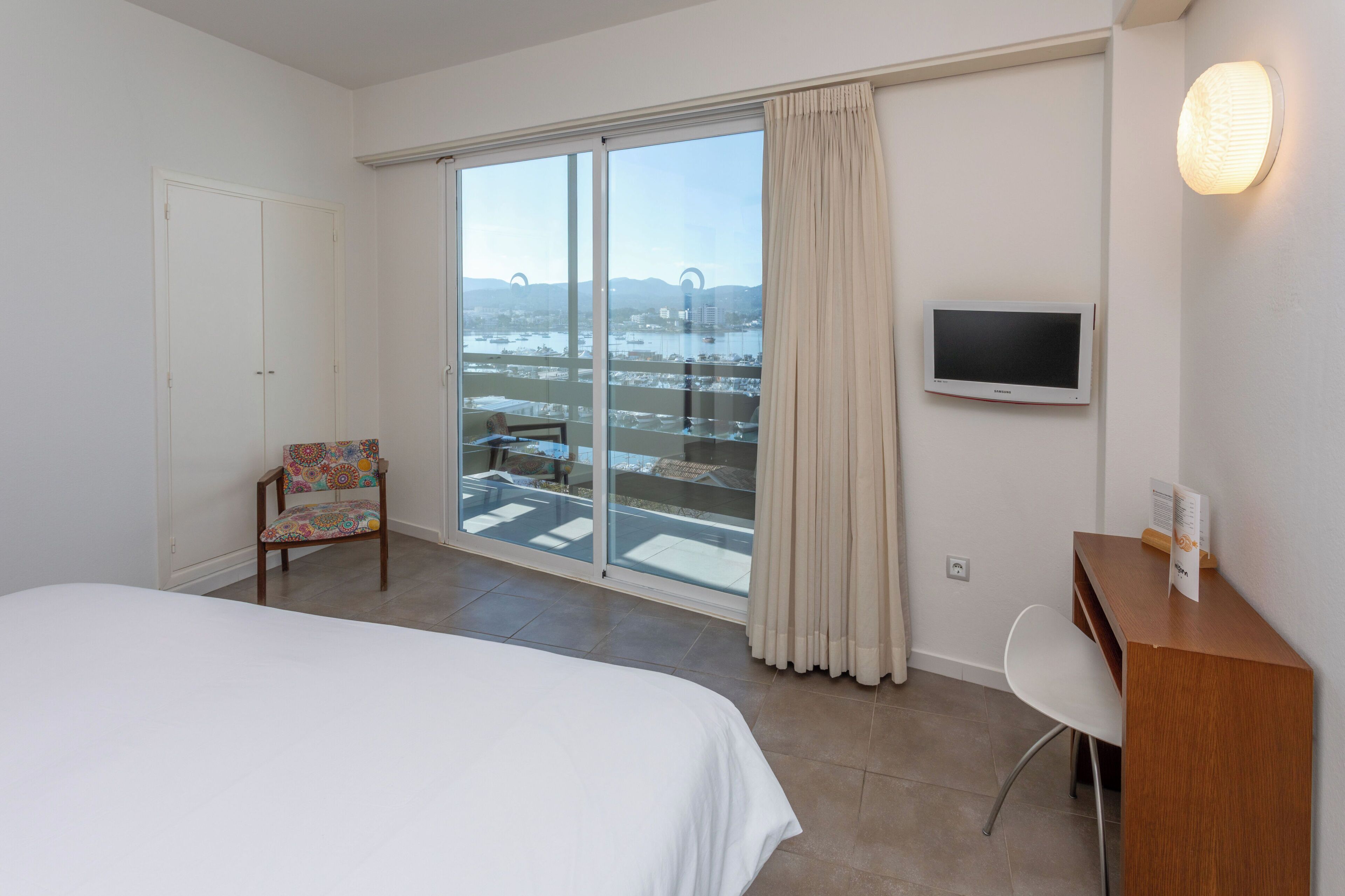 全景双人房, 阳台, 海景 | 客房内保险箱、办公桌、遮光窗帘、熨斗/熨板