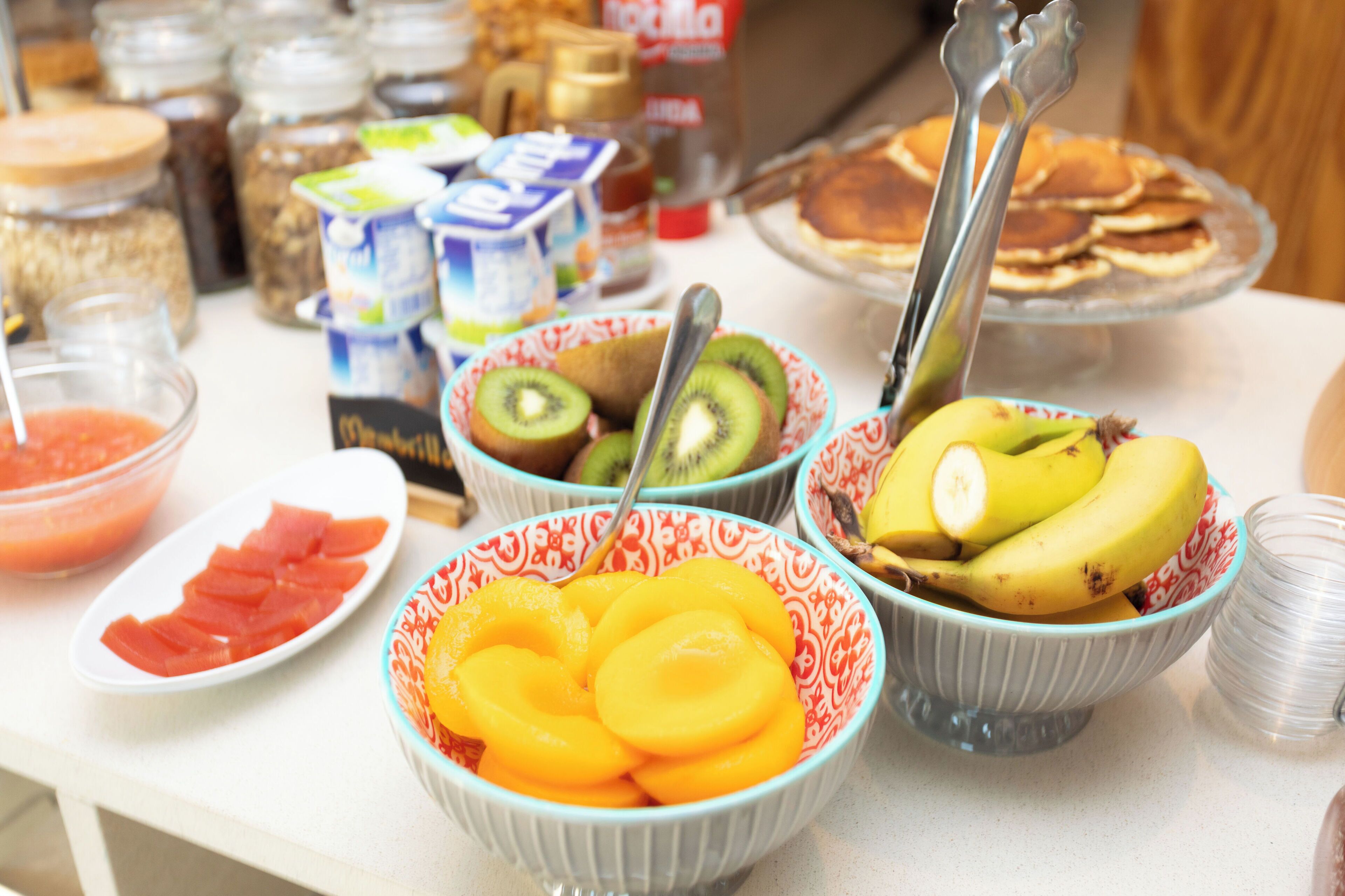 Ein Frühstücksbuffet mit verschiedenen Früchten und Speisen.