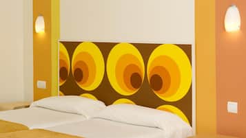 Habitación doble, balcón | Decoración individual, escritorio, cunas (de pago) y ropa de cama