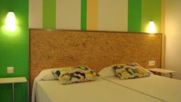 Individuelt design, skrivebord, baby-/barnesenge (tillægsgebyr)