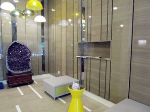 A modern interior with a seating area, a decorative crystal, and a yellow accent piece. - Holiday Inn Express Xi'an High-tech Zone by IHG (Xi'an)