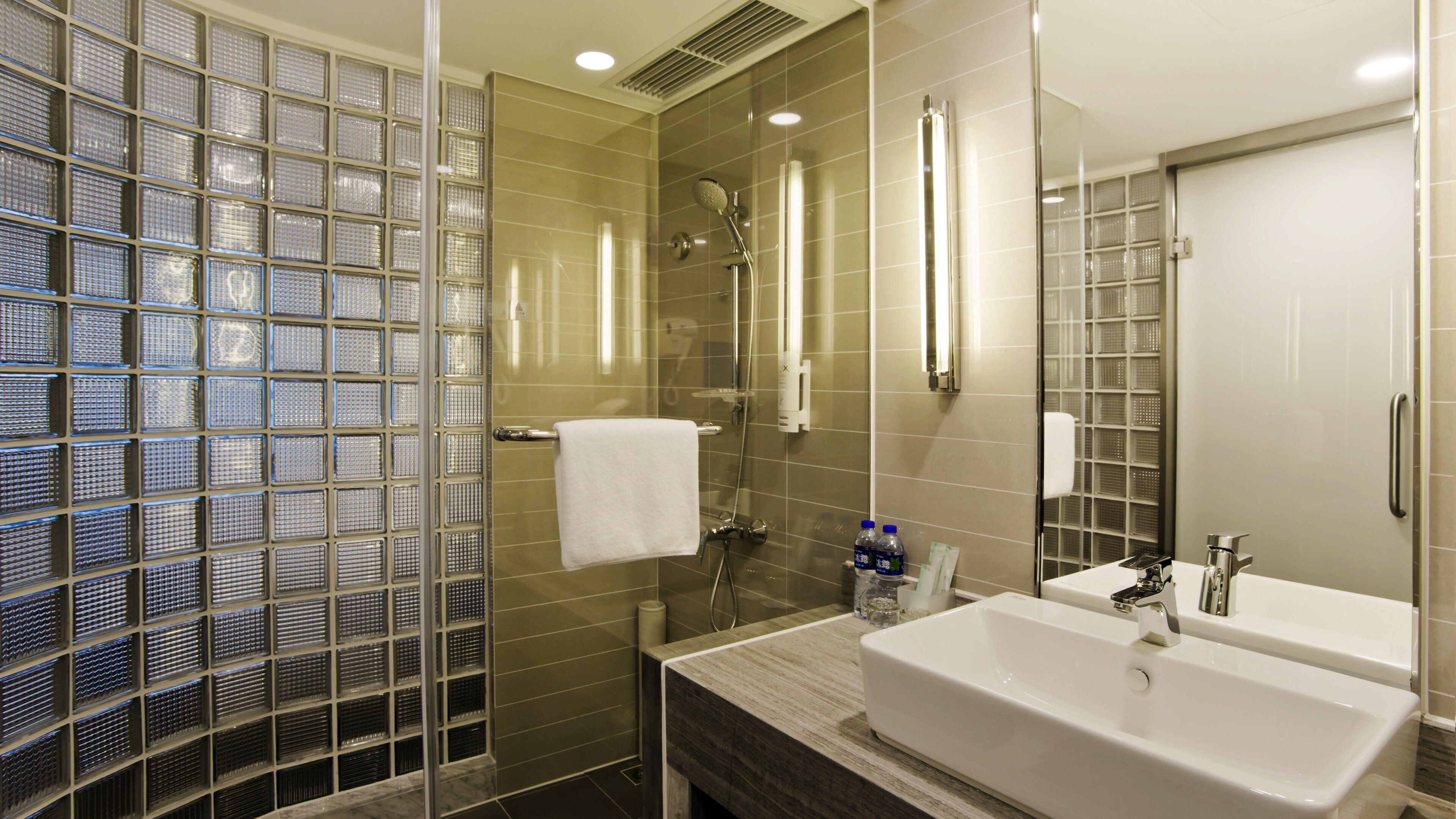 Shower, pengering rambut, sandal, dan handuk